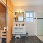 Bad mit Sauna, Dusche und Waschbecken