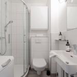 Badezimmer mit Dusche, Toilette und Waschbecken