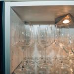 Saubere Weingläser sind im Kühlschrank aufbewahrt.