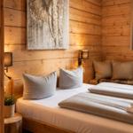 Schlafzimmer mit Holzwand, Bett und Wandbild