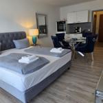 Schlafzimmer mit Doppelbett, Schlafzimmer mit Küchenbereich und Esstisch