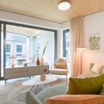 Wohnzimmer mit Sofa, Couchtisch und Glasfront zur Terrasse.