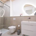 Badezimmer mit Dusche, Toilette und Waschbecken