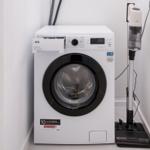 Waschmaschine und Staubsauger in einem Raum