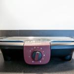 Tefal Elektrogrill auf Küchenarbeitsplatte mit Drehregler und Grillrost.