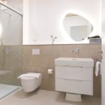Moderne Badezimmer mit Dusche, Toilette und Waschbecken.