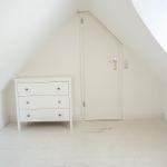 Haus mit Dachgeschoss, weißer Holzboden und weißer Treppe mit Geländer
