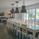 Badezimmer mit Dusche, Waschbecken und Heizung