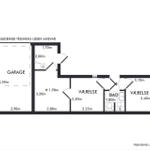 Wohnung mit Garage, zwei Schlafzimmern und Bad. Maße sind eingezeichnet.