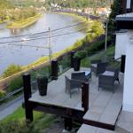 Terrasse mit Sitzgruppe und Blick auf Fluss und Hügel
