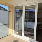 Terrasse mit Schiebetüren zu Küche und Wohnbereich