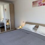 Schlafzimmer mit Doppelbett, Spiegelschrank und Wandbild