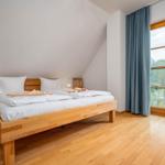 Schlafzimmer mit Doppelbett (OG)