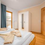 Schlafzimmer mit Doppelbett (OG)