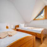 Schlafzimmer mit zwei Einzelbetten (OG)