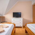 Schlafzimmer mit zwei Einzelbetten (OG)