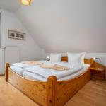 Schlafzimmer mit Doppelbett (OG)