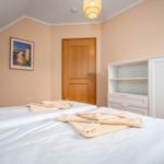 Schlafzimmer mit Doppelbett (OG)