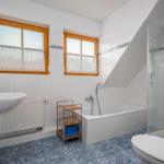 Bad mit Dusche, WC und Badewanne