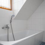 Bad mit Dusche, WC und Badewanne