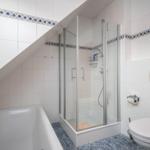 Bad mit Dusche, WC und Badewanne