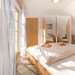 Schlafzimmer mit Doppelbett und Kleiderschrank