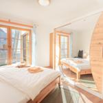 Schlafzimmer mit Doppelbett und Kleiderschrank
