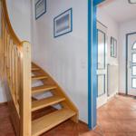 Wohnungseingang/ Flur und Treppe zum OG