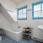 Bad mit Dusche, Badewanne und WC