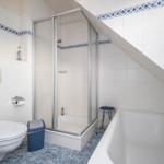 Bad mit Dusche, Badewanne und WC