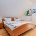 Schlafzimmer mit Doppelbett (OG)
