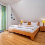 Schlafzimmer mit Doppelbett (OG)