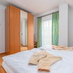 Schlafzimmer mit Doppelbett (OG)