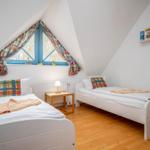 Schlafzimmer mit zwei Einzelbetten (OG)