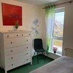 Kommode im Schlafzimmer mit Doppelbett