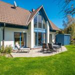 Blick auf das Haus und die Terrasse