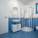 Bad mit Dusche und WC im EG