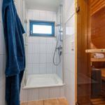 Dusche mit Saunabereich