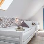 Schlafzimmer mit zwei Einzelbetten