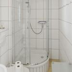Badezimmer mit WC, Waschbecken und Dusche