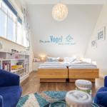 Schlafzimmer mit Doppelbett und Sitzecke