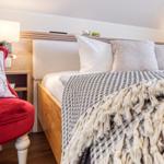 Doppelbett und Nachtleuchten