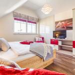 TV und Kleiderschrank im Schlafzimmer
