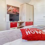 TV und Kleiderschrank im Schlafzimmer