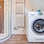 Badezimmer mit Dusche und Waschmaschine