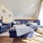 Wohnbereich mit Sofa und Sessel