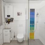 Badezimmer mit ebenerdiger Dusche