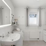 Badezimmer mit ebenerdiger Dusche