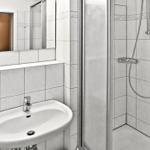 Bad mit Dusche und WC