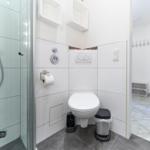 Bad mit Dusche, WC und Abfalleimer